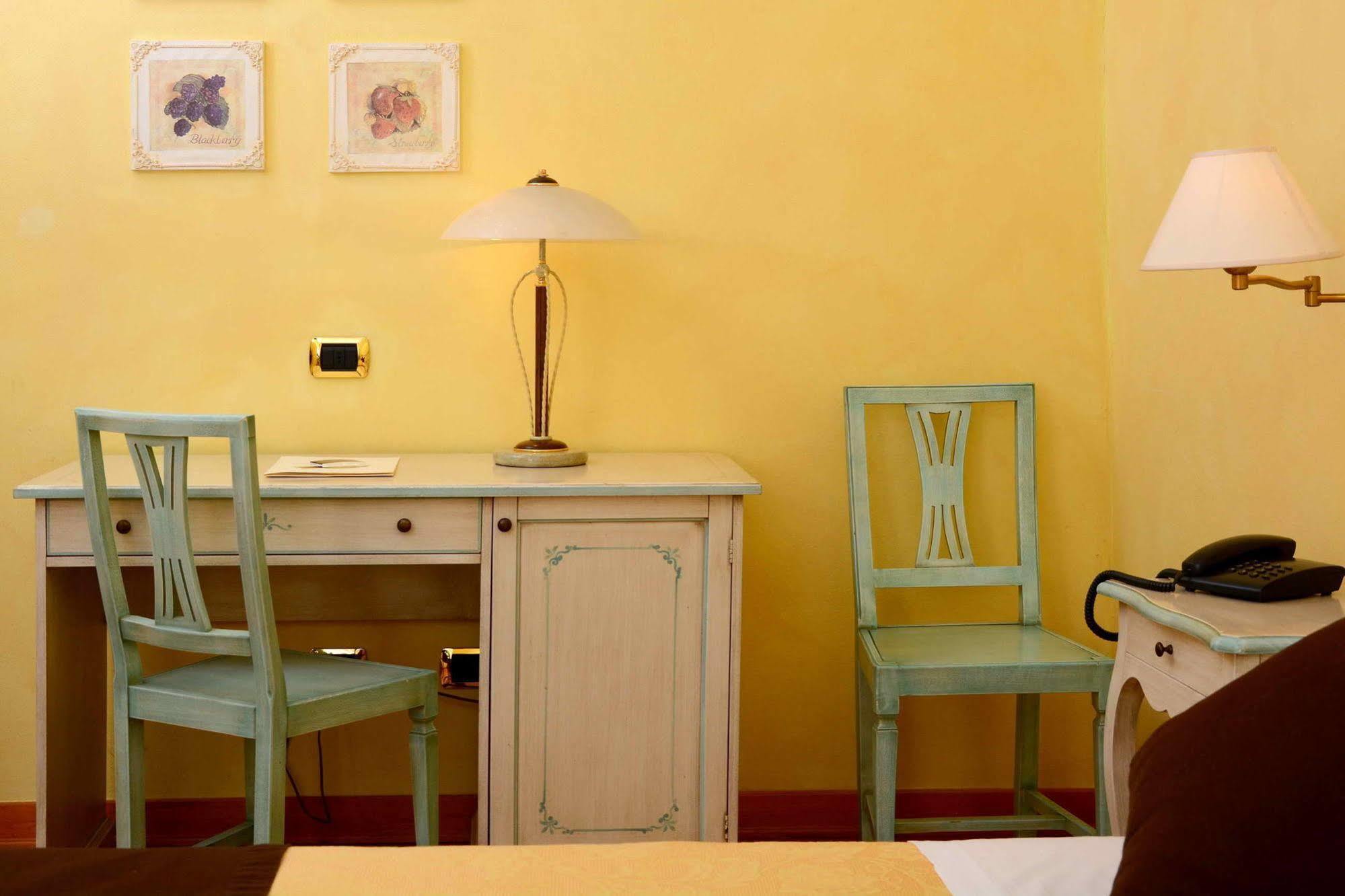 Albergo Dimora Storica Antica Hostelleria Crema Bagian luar foto