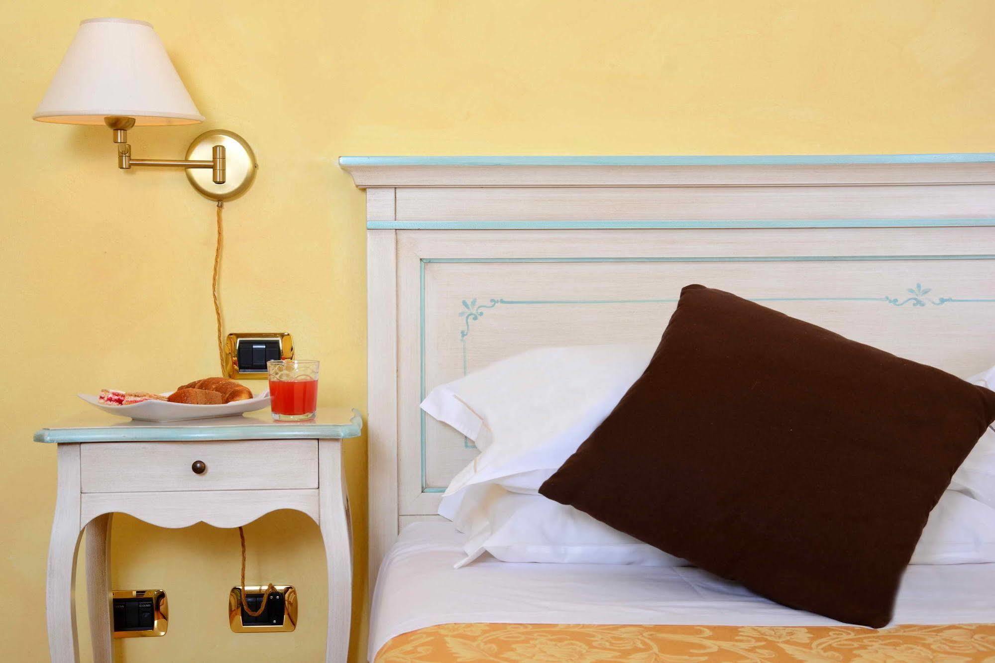 Albergo Dimora Storica Antica Hostelleria Crema Bagian luar foto