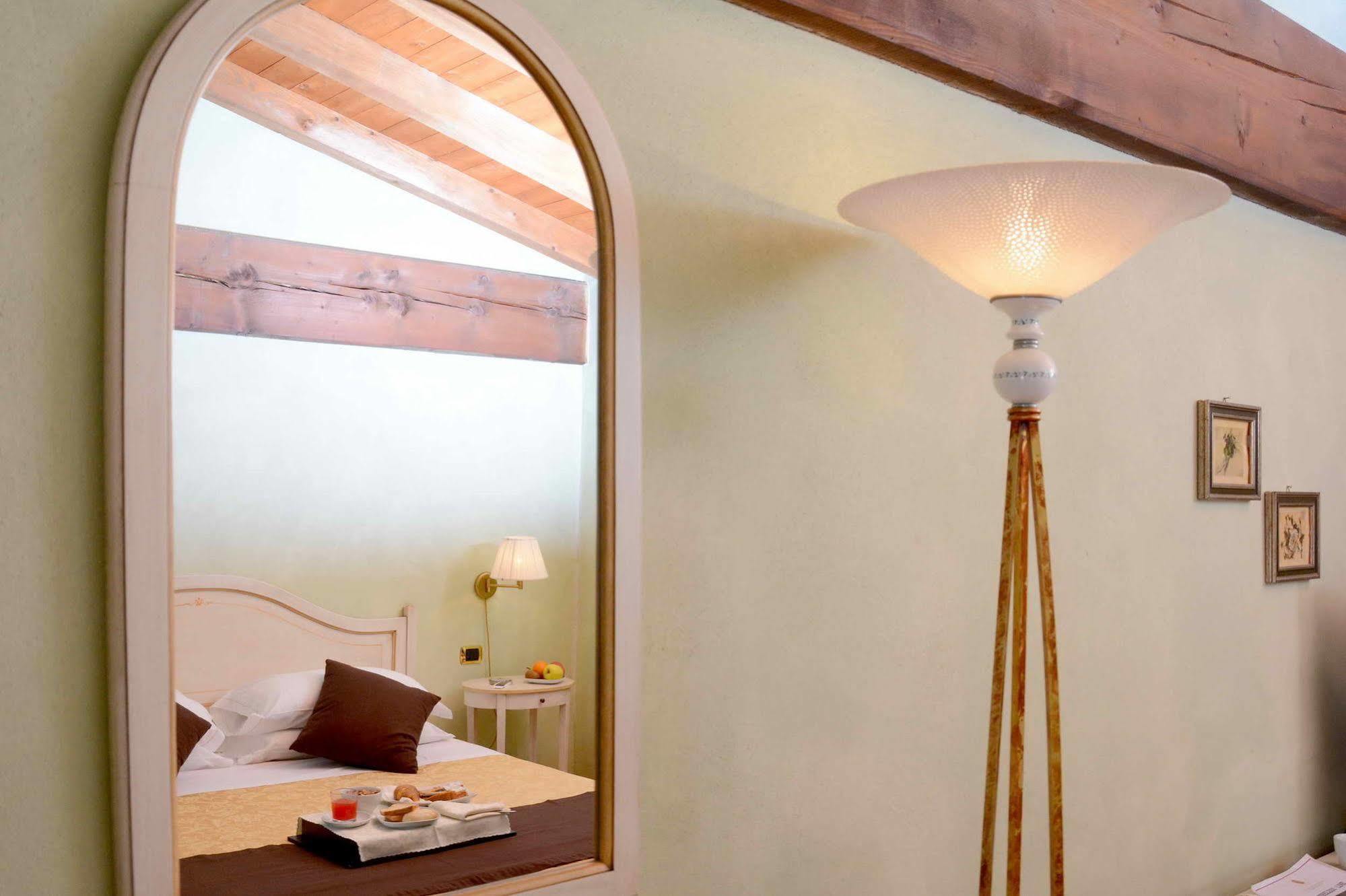 Albergo Dimora Storica Antica Hostelleria Crema Bagian luar foto