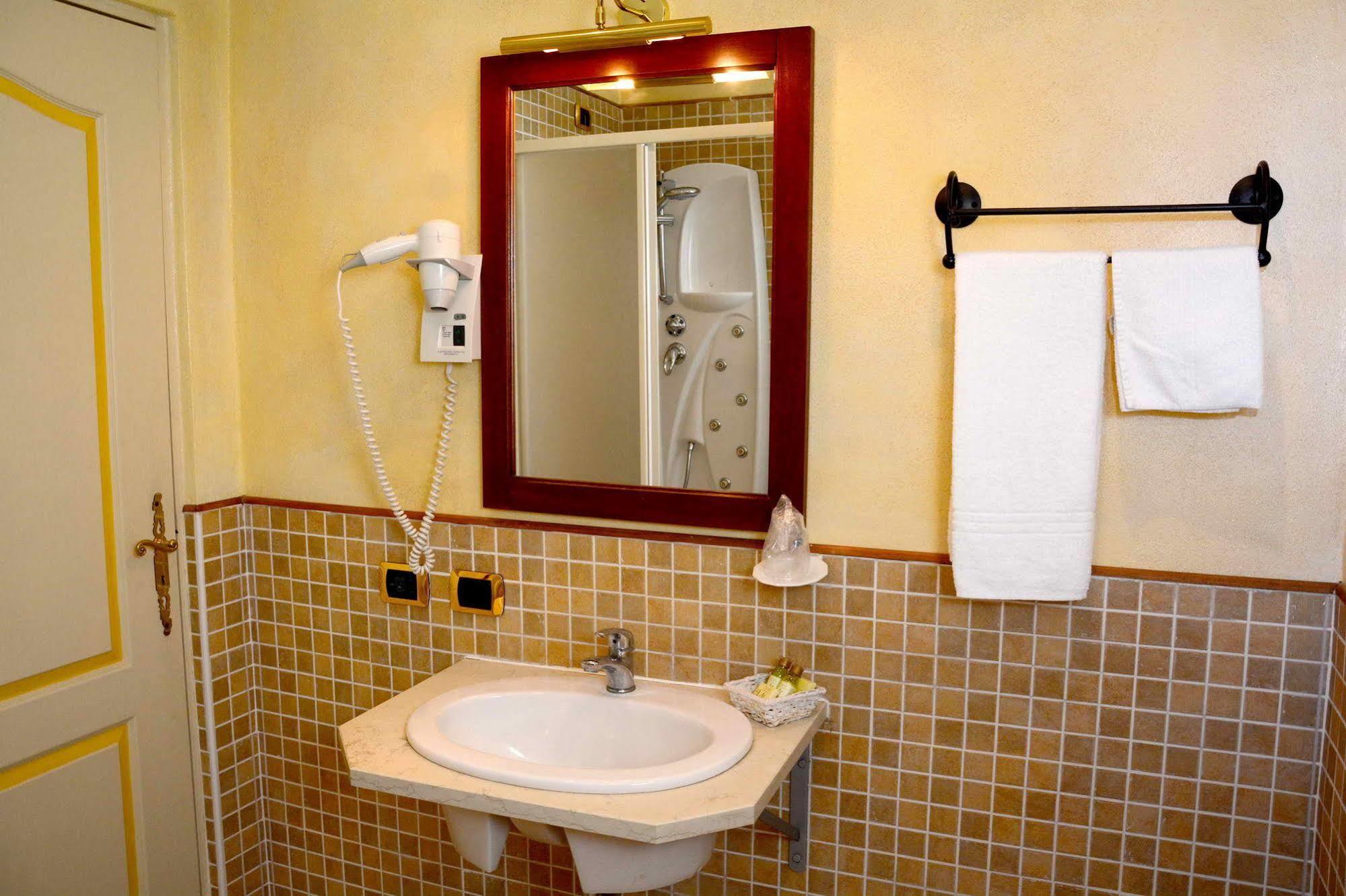 Albergo Dimora Storica Antica Hostelleria Crema Bagian luar foto