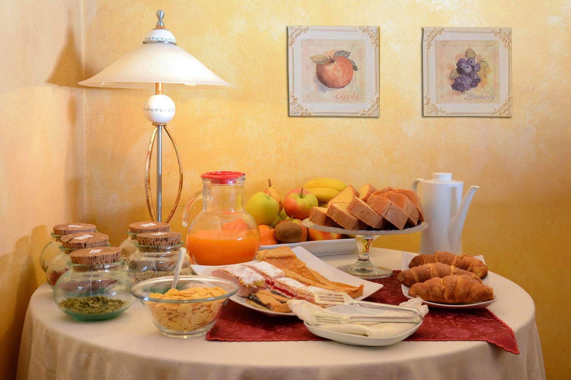 Albergo Dimora Storica Antica Hostelleria Crema Bagian luar foto