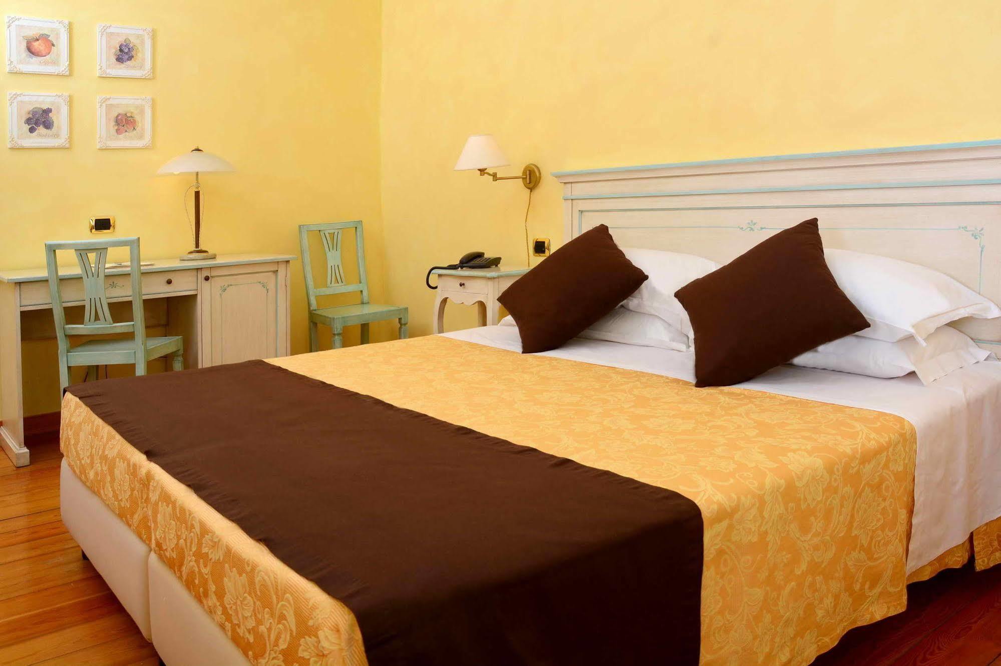 Albergo Dimora Storica Antica Hostelleria Crema Bagian luar foto